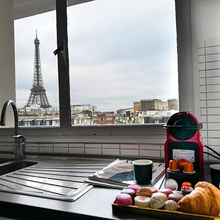 Eiffel Tower View Париж