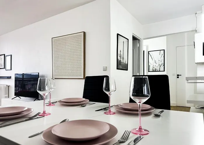 Eiffel Tower View Apartment Paris