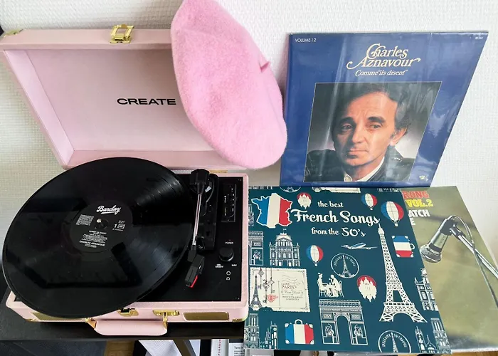 Eiffel Tower View Apartment