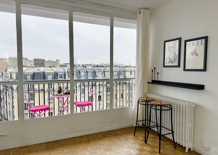 Eiffel Tower View Apartment *