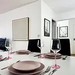 Eiffel Tower View Apartment Paris
